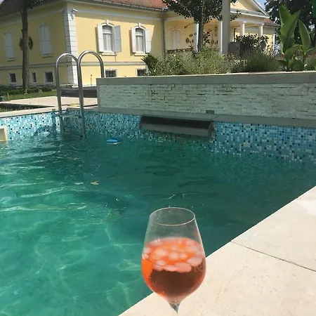 Castle Schulhoff فندق مبيت وإفطار *